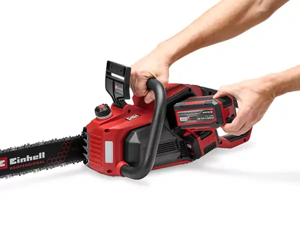 Dvě ruce ovládají aku řetězovou pilu Einhell GP-LC 36/40 Li BL-Solo na bílém pozadí.