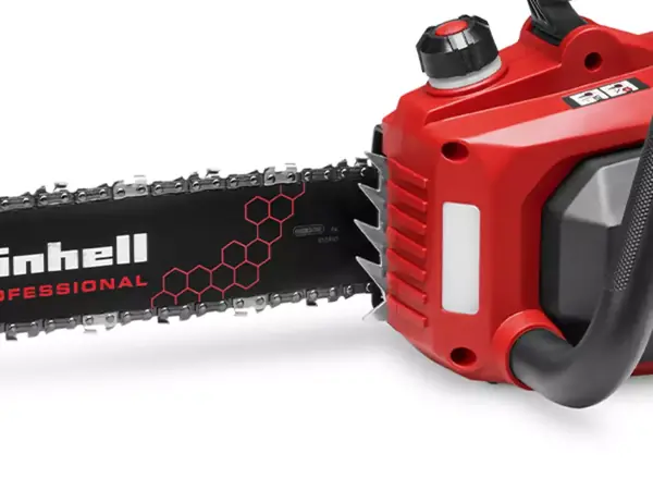 Detailní záběr opěrných zubů aku řetězové pily Einhell GP-LC 36/40 Li BL-Solo.